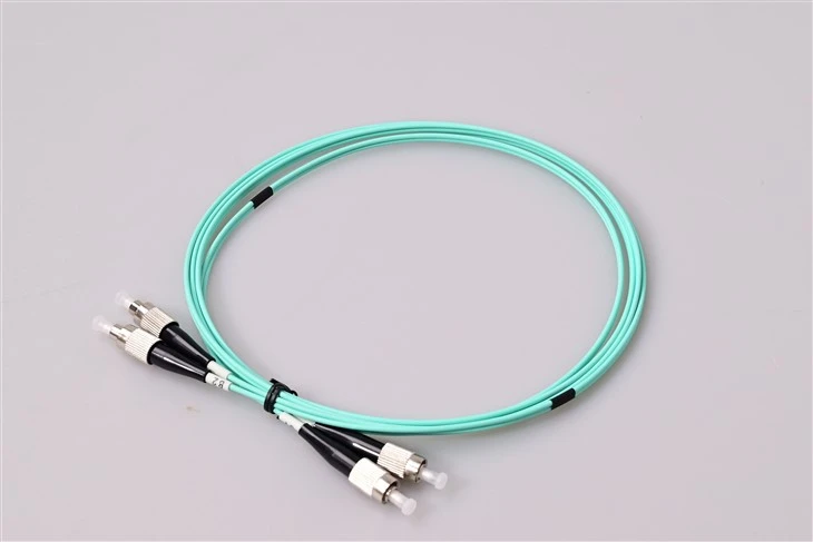 Cordó de connexió simplex multimode FC UPC a FC UPC OM3 amb carcassa metàl·lica roscada